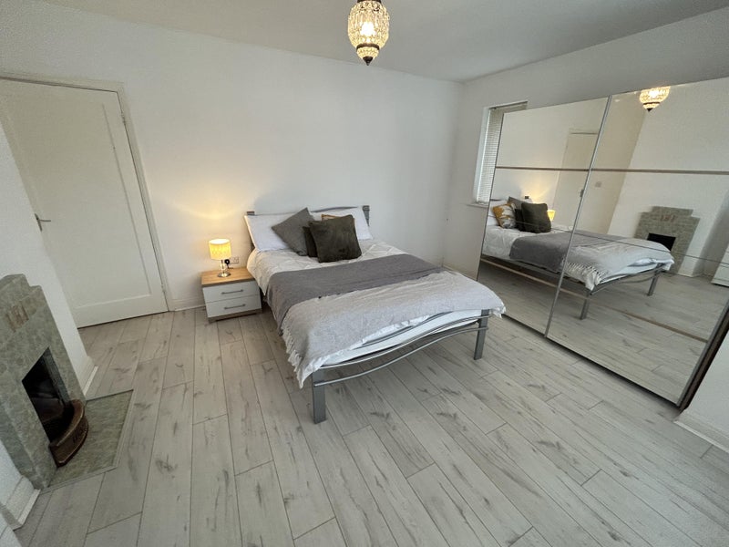 Photo 1: ROOM 2