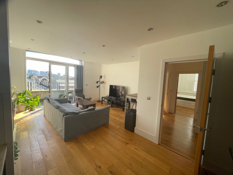 Photo 1: Living room 