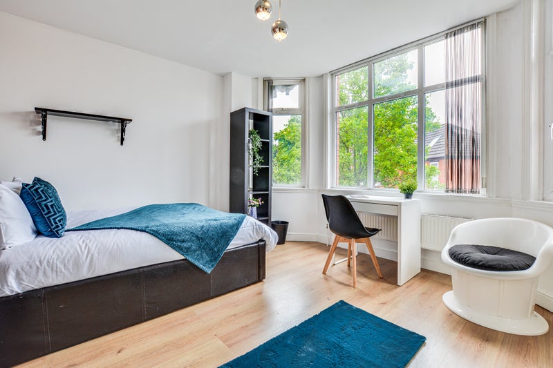 Photo 1: Available 7th Nov £700