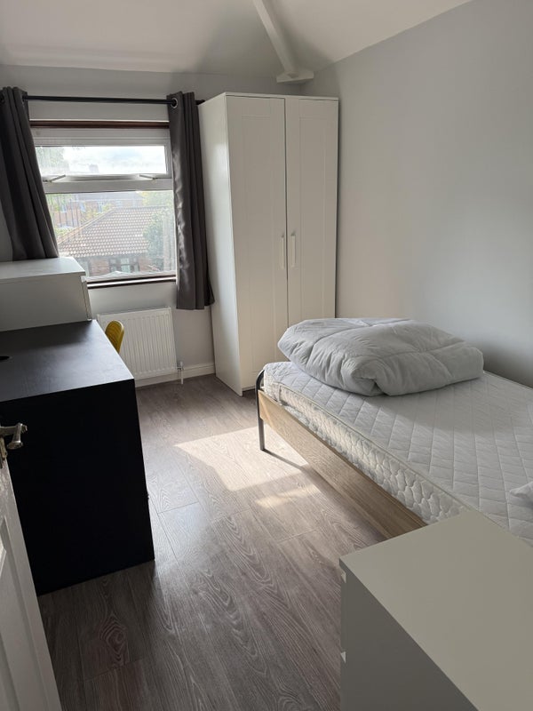 Photo 1: Room 6 to let
