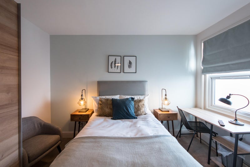 Photo 1: Room 4