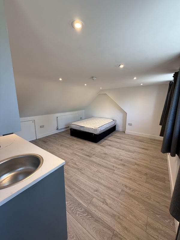 Photo 1: Bed 2