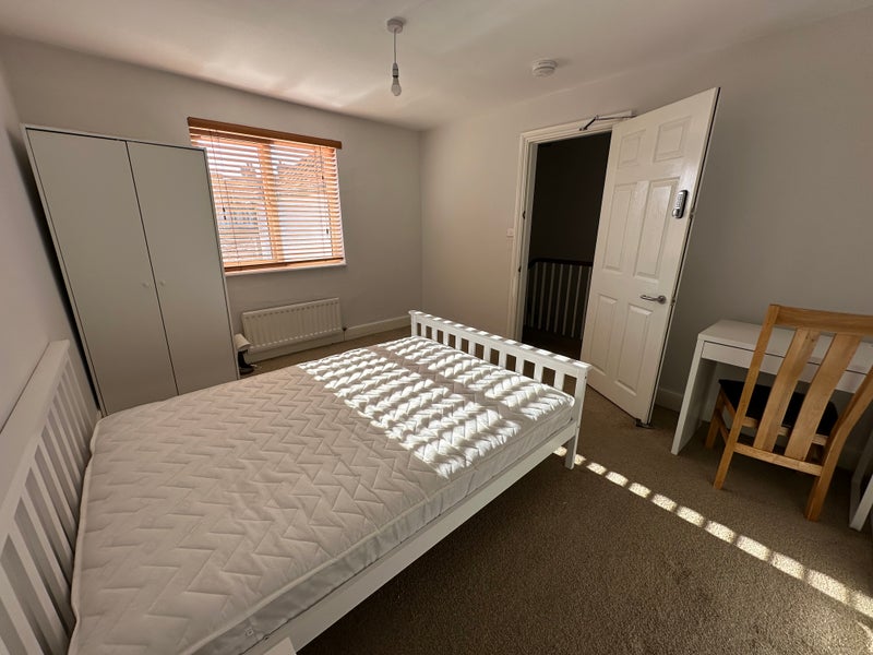 Photo 1: Large Double Bedroom