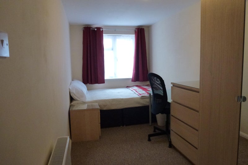 Photo 1: room available in November