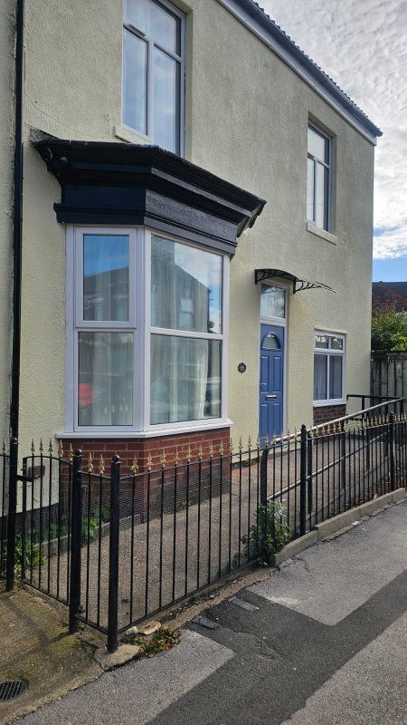 Photo 1: Property Front
