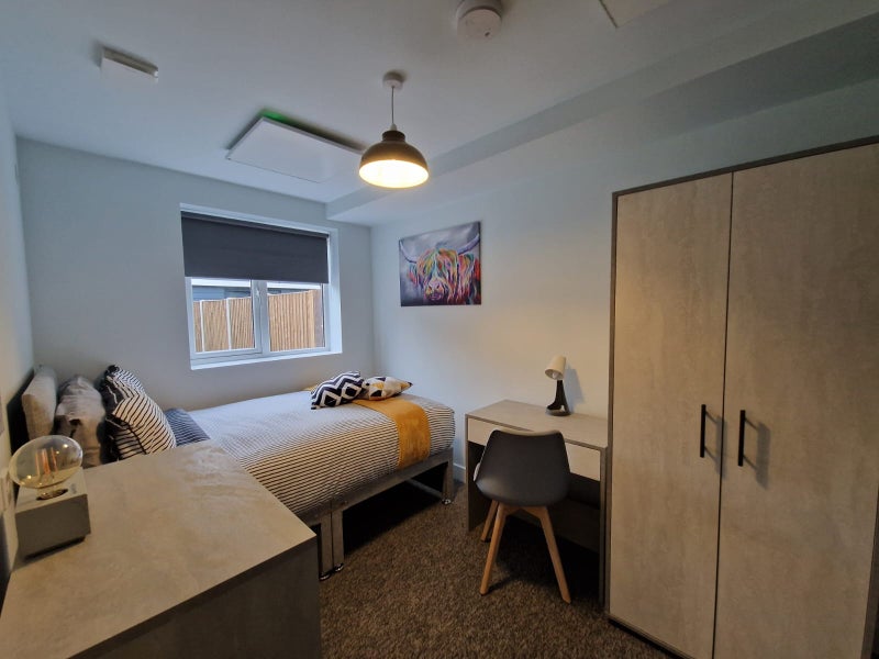 Photo 1: Ensuite Bedroom 