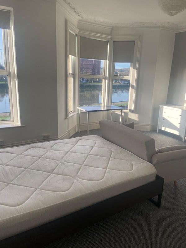 Photo 1: Large en-suite double room with overlooking the water