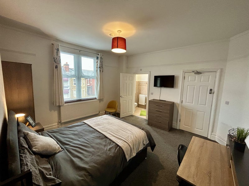Photo 1: ROOM 5
