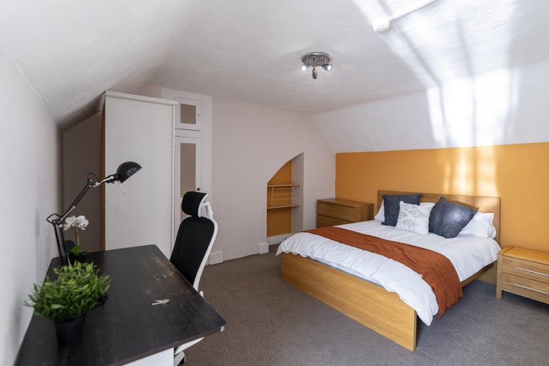 Photo 1: Room 5