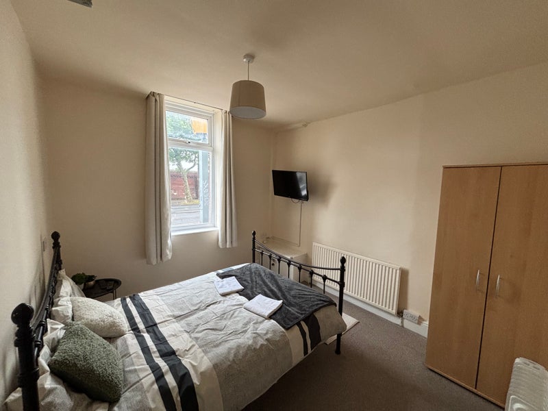 Photo 1: Room 1