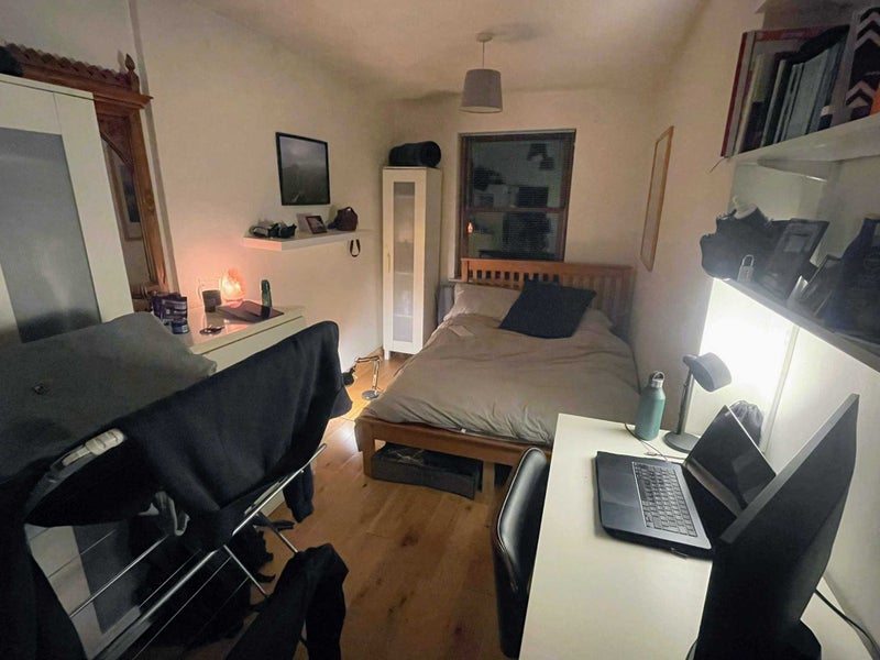 Photo 1: Room (£850)