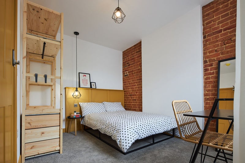 Photo 1: Room 4