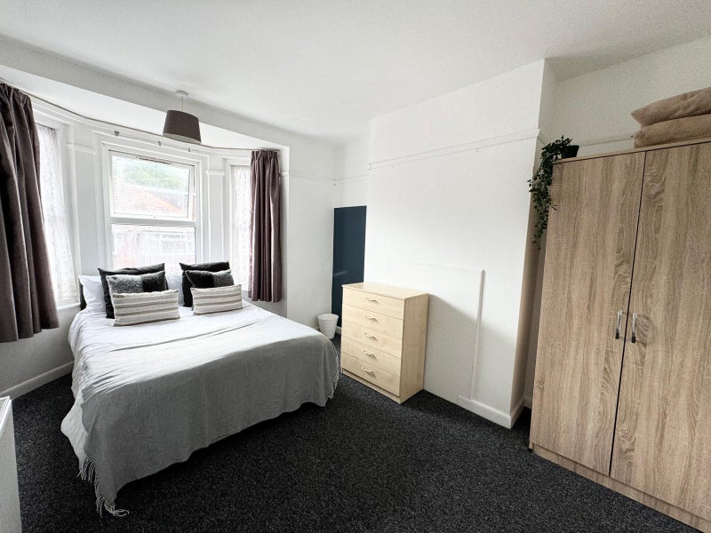 Photo 1: Room 2 - Double Ensuite Room 