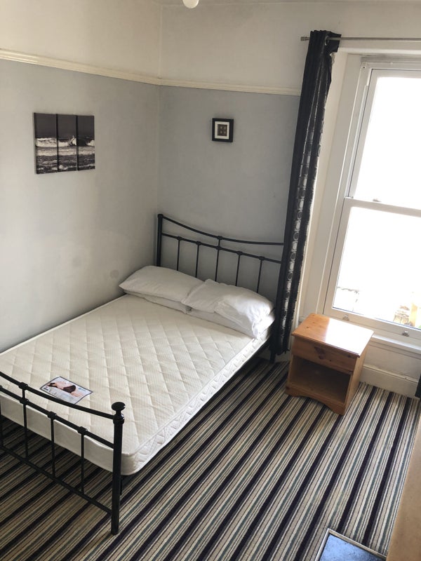 Photo 1: Single bedroom