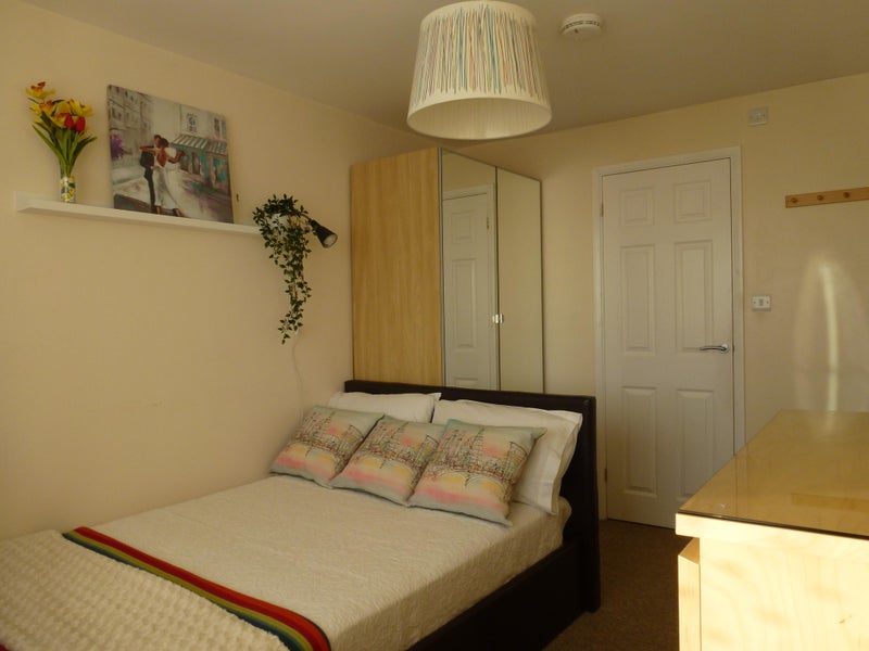 Photo 1: room available 7 October