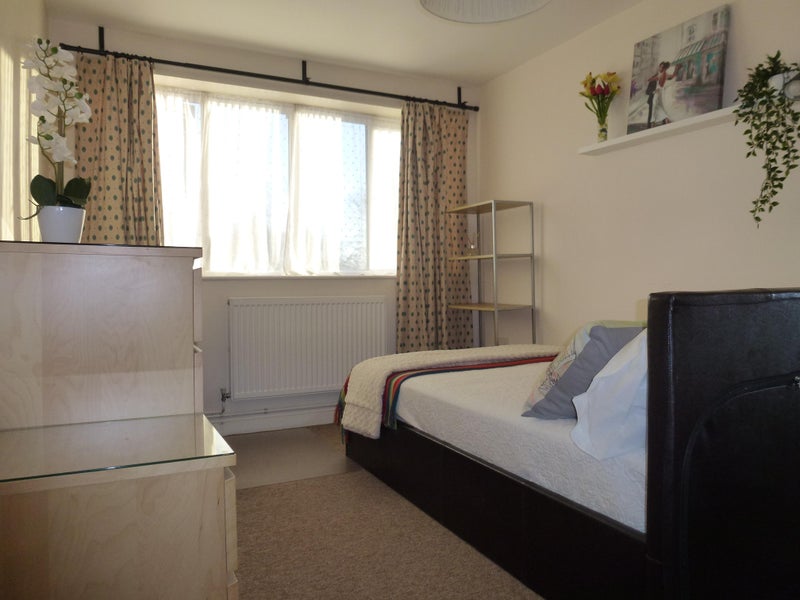 Photo 1: room available 7 October