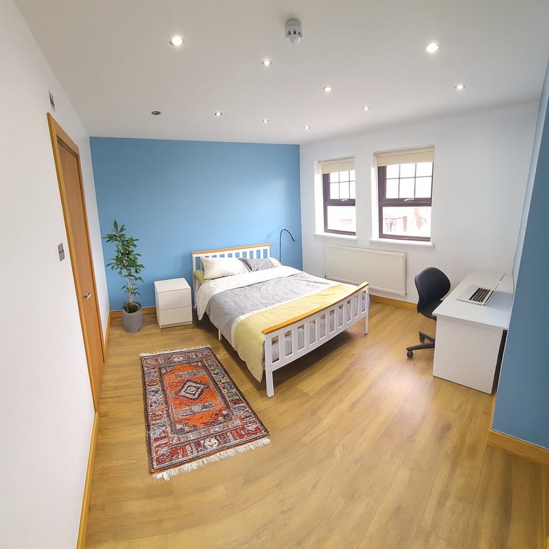Photo 1: Main Bedroom