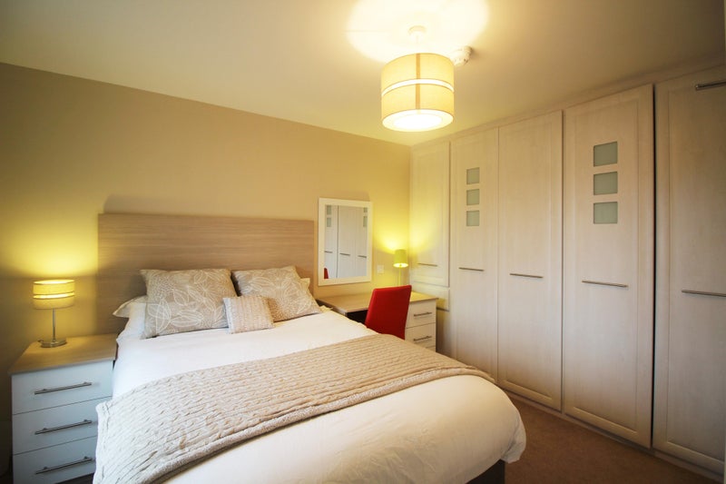 Photo 1: Room 4
