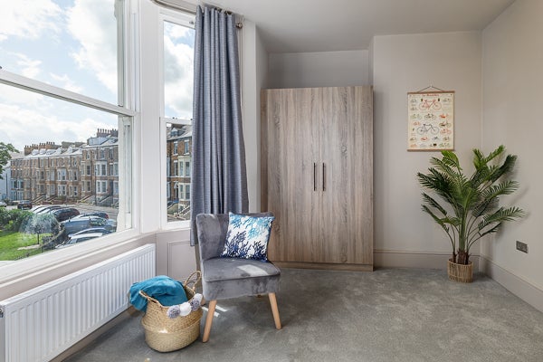 Photo 1: Extra Large Double ensuite sunny window seat