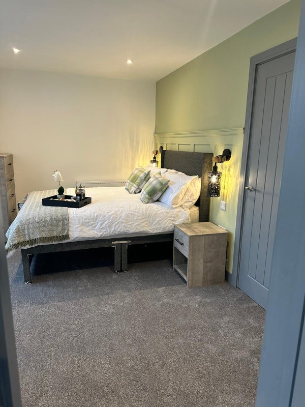 Photo 1: Bedroom