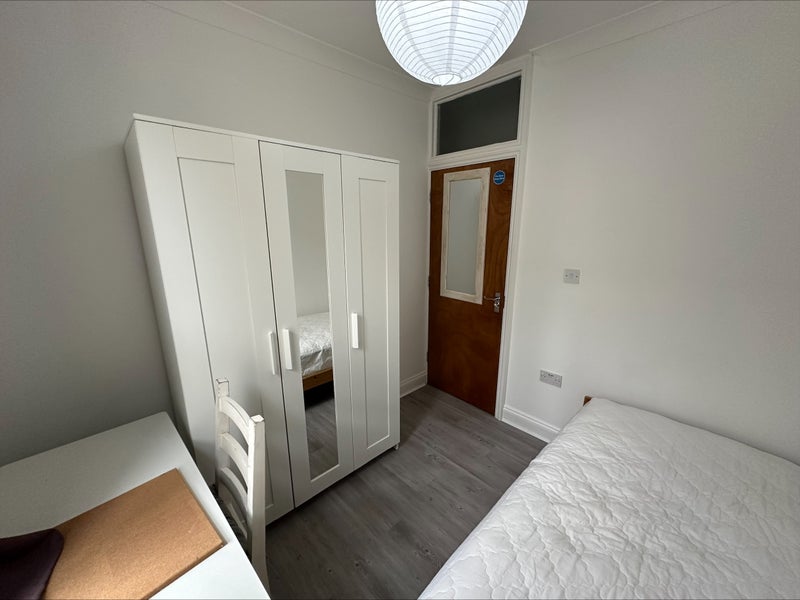Photo 1: Single room