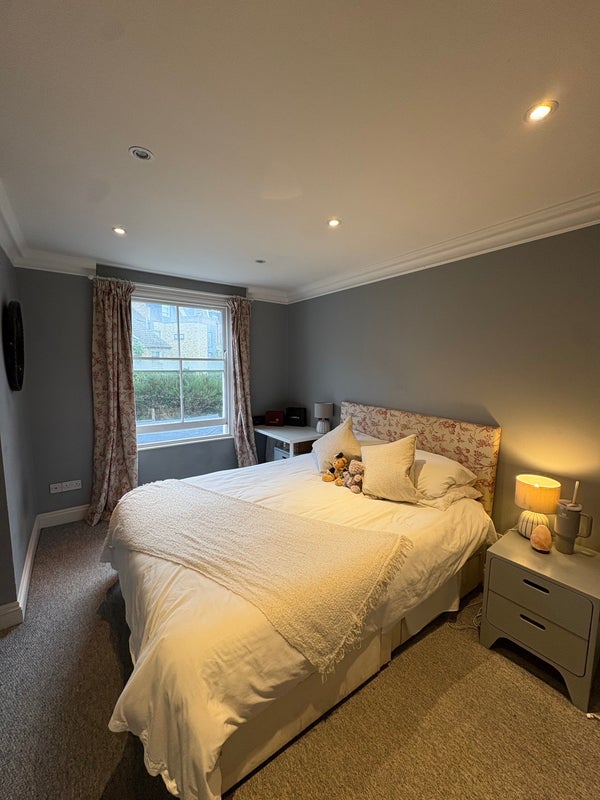 Photo 1: Bedroom