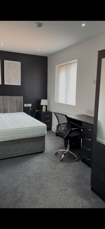 Photo 1: Bedroom