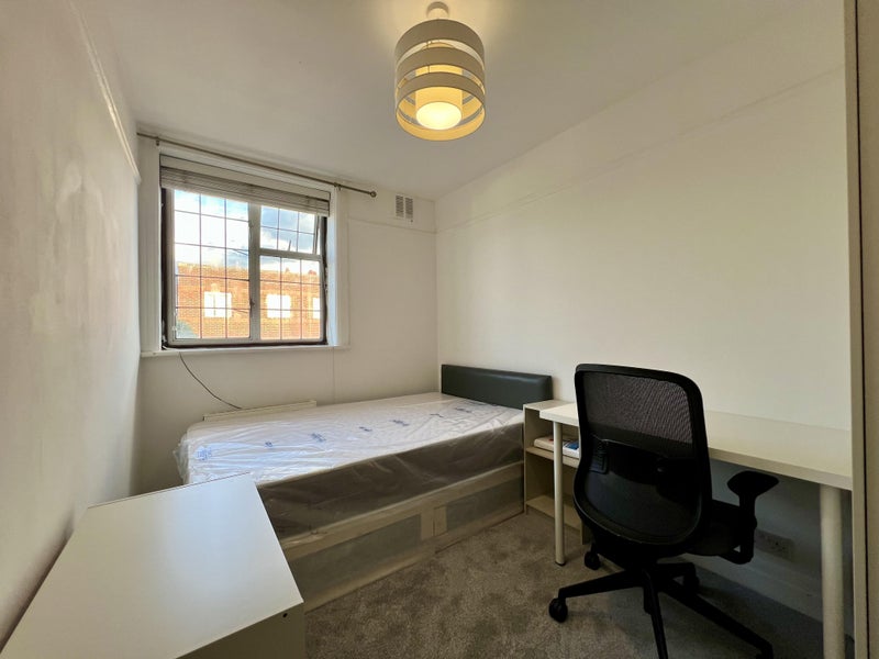 Photo 1: Room 3: £180 PW (Single Occupancy) 
