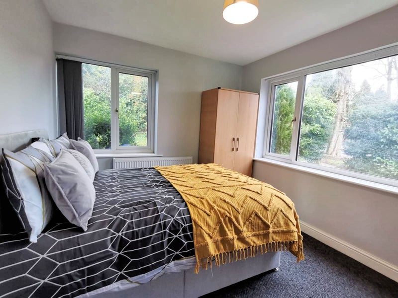 Photo 1: Room 1