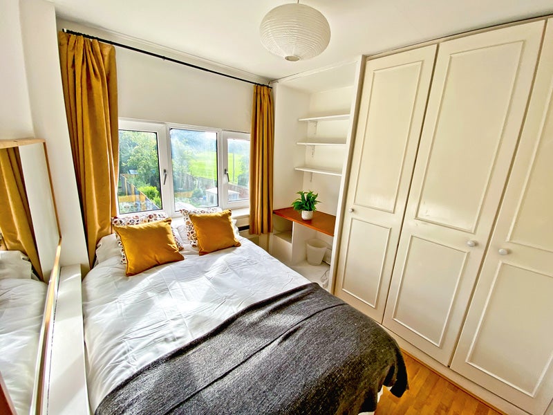 Photo 1: Room 5