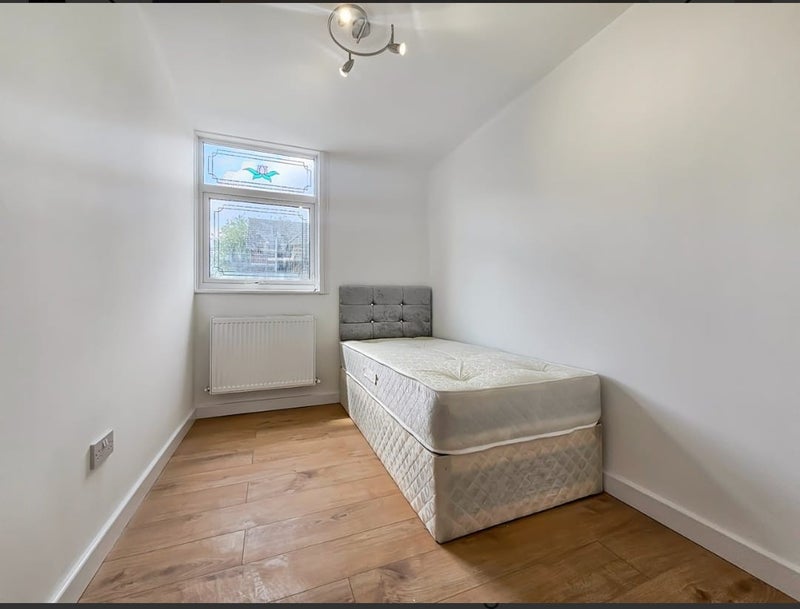 Photo 1: Room 2