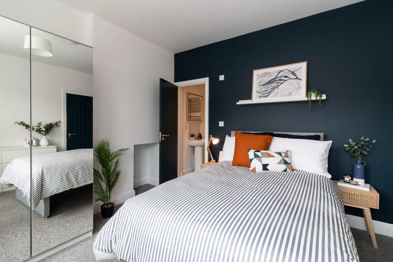 Photo 1: Room 1