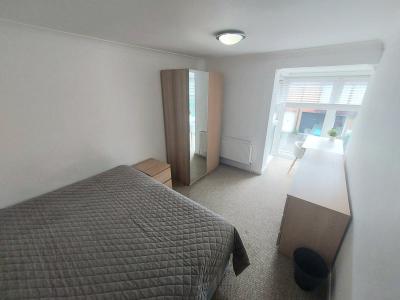 Photo 1: Room 5