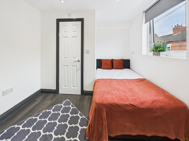 Photo 1: Room 2