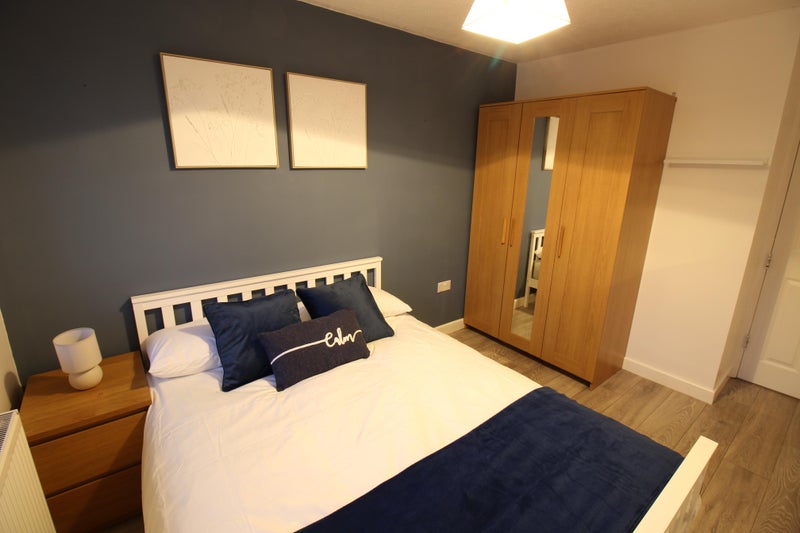 Photo 1: Bedroom