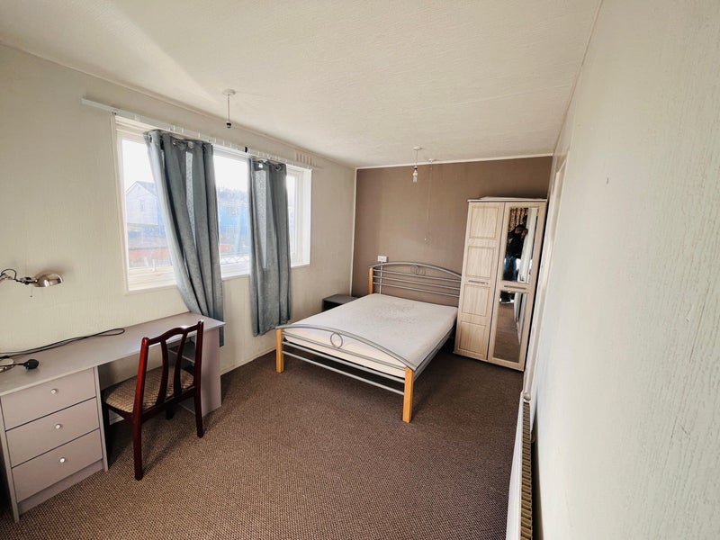 Photo 1: Room 2