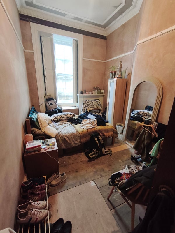 Photo 1: Room for rent - boxes, shoes and whatnot will ofc be moved. Mirror, bed, furniture stays