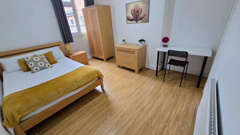 Photo 1: Room 2