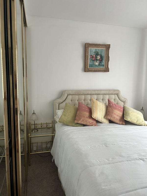 Photo 1: Double bedroom