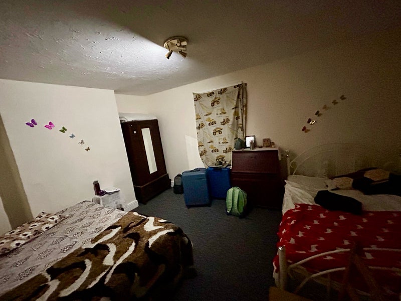 Photo 1: Spacious double bed 