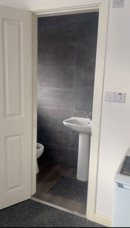 Photo 1: Ensuite toilet