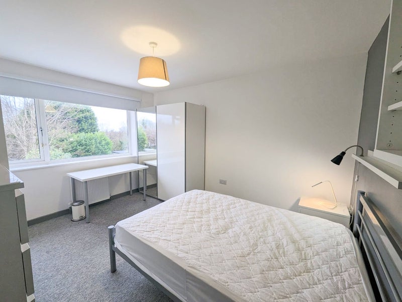Photo 1: Room 4 En Suite
