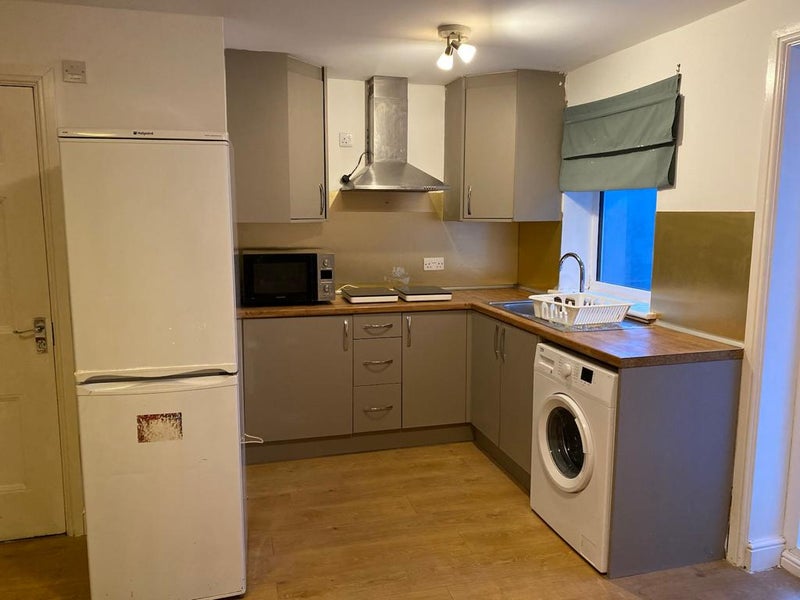 Photo 1: Kitchenette