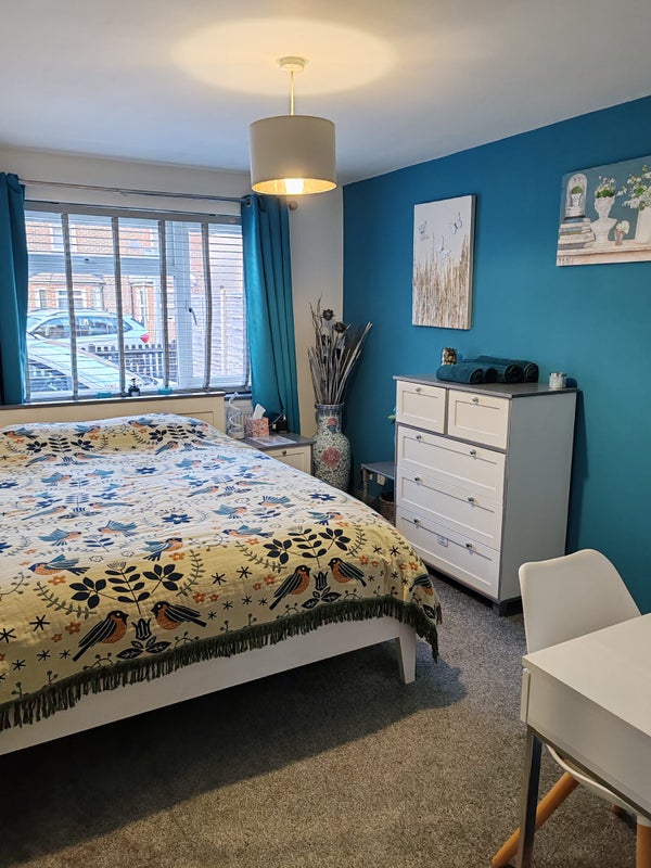 Photo 1: Teal Room - King-size Bed