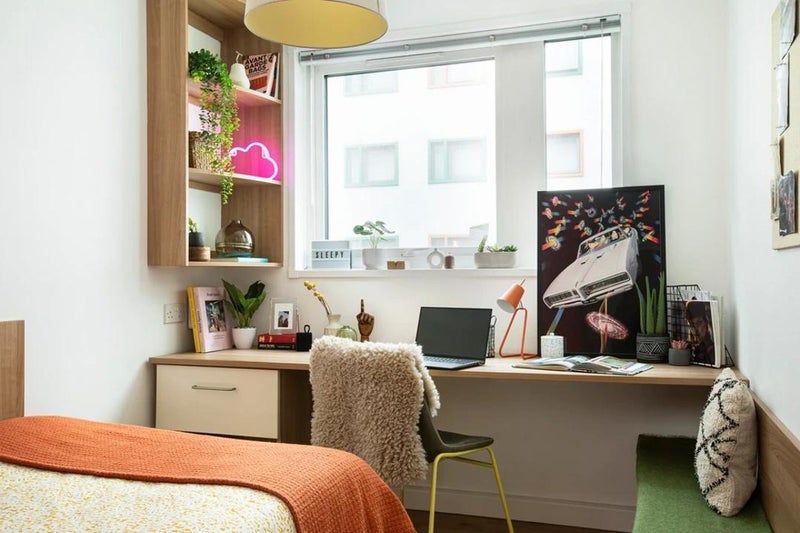 Photo 1: En-suite room
