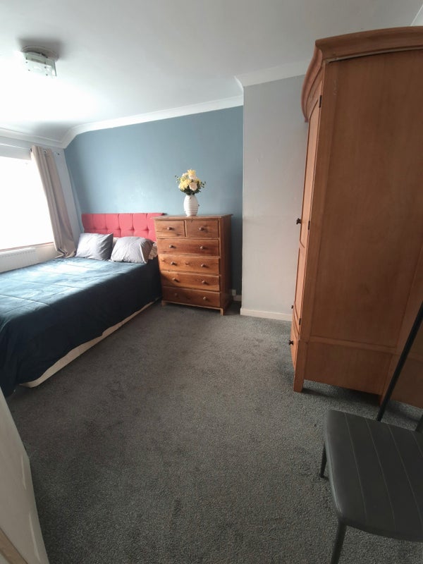 Photo 1: Bedroom 
