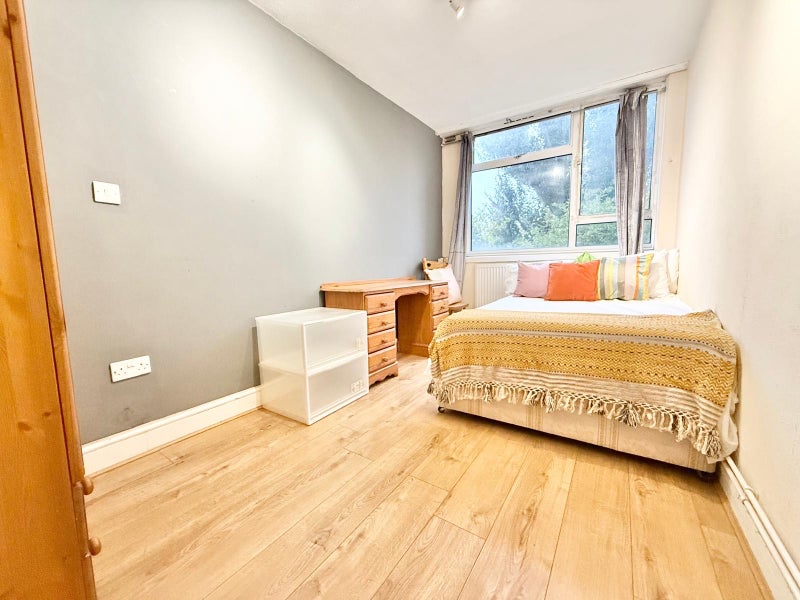 Photo 1: Room 1