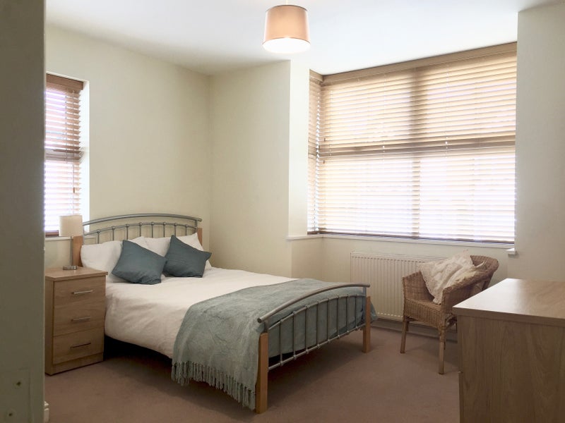 Photo 1: Spacious double bedroom