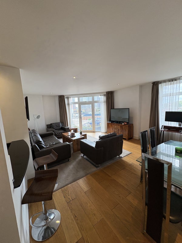 Photo 1: Living room 