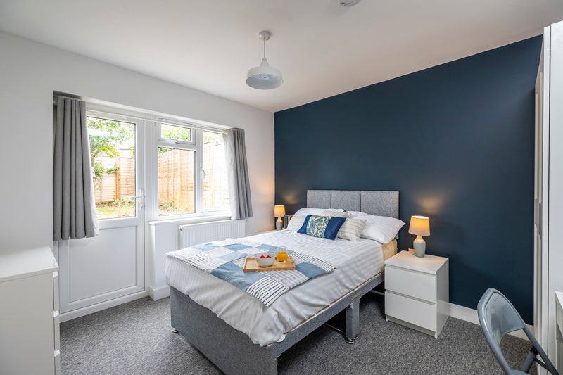 Photo 1: Spacious double room + garden access